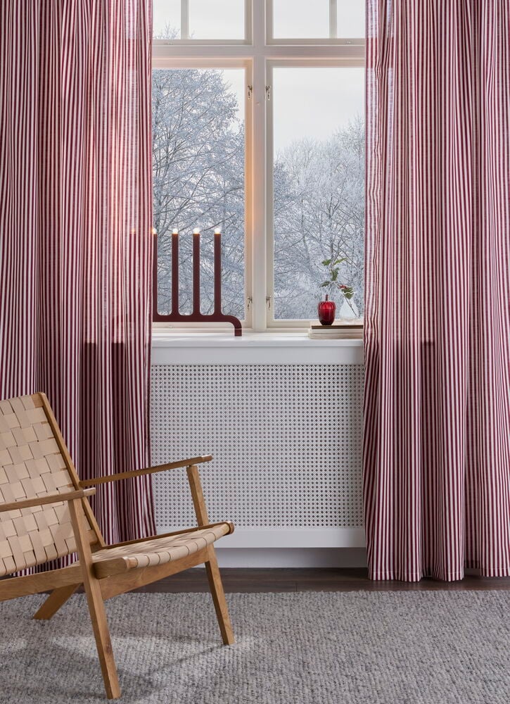 Røde og hvitstripete Gardinlengder Sundborn, 2-pakning, i polyester, hengende ved et snødekt vindu.