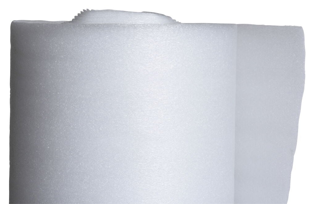 En rulle vit underlagsfoam av polyetenskum.