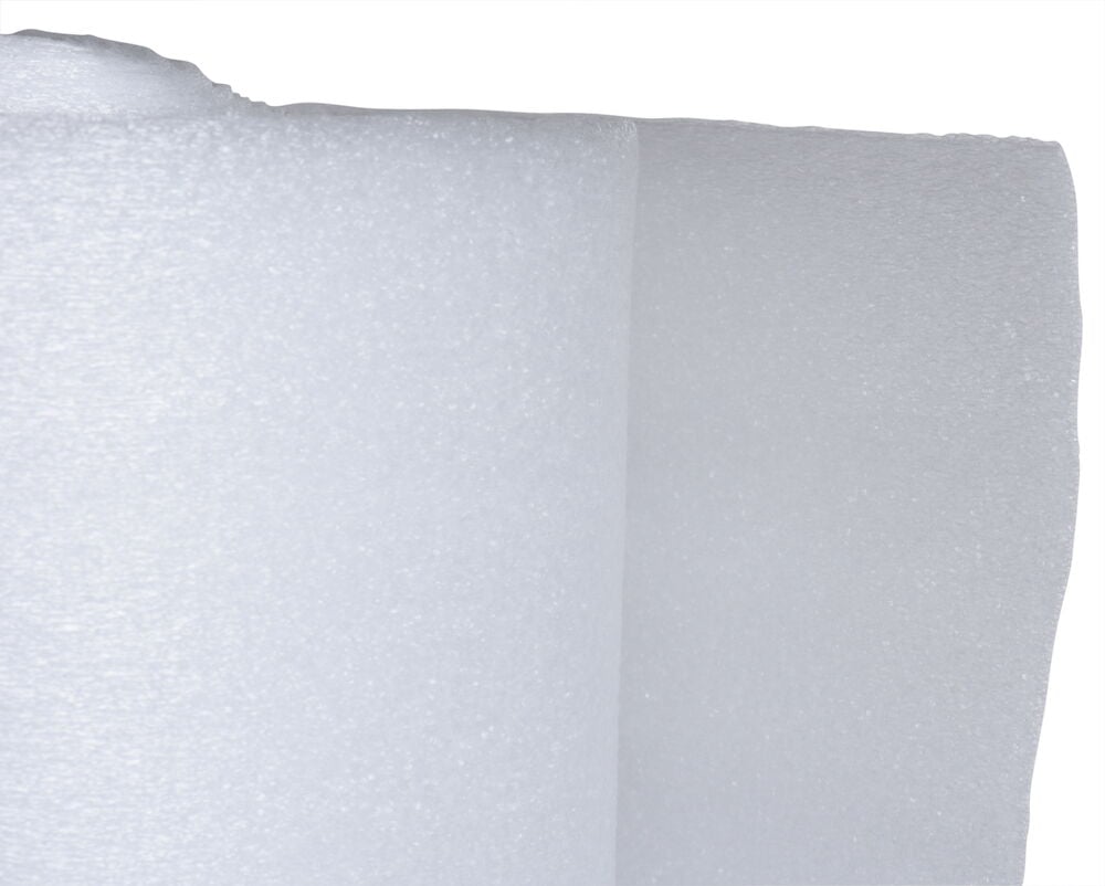 En rulle vit underlagsfoam av polyetenskum.