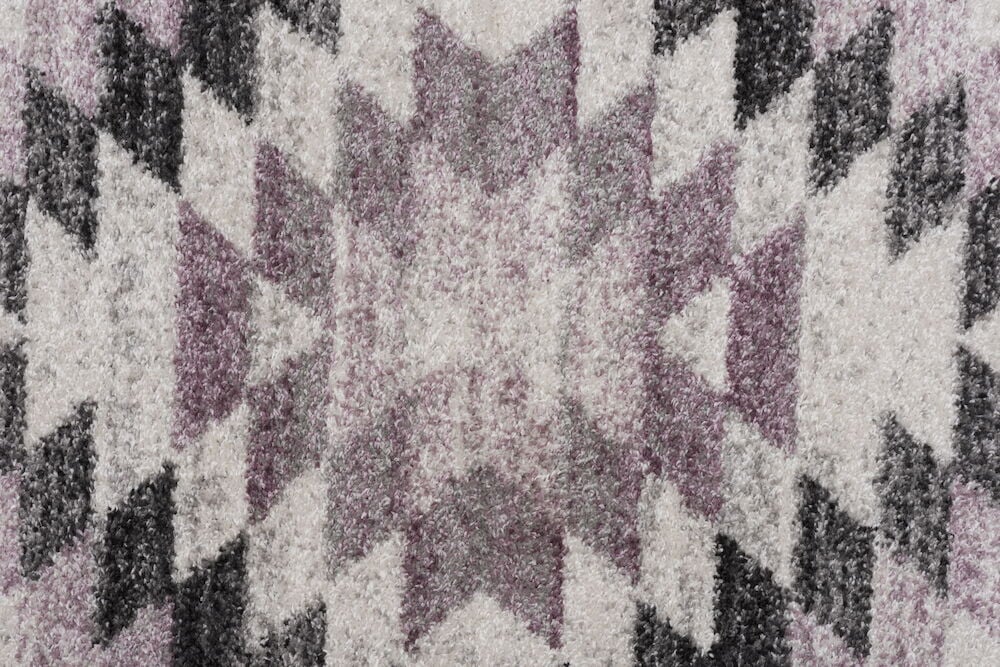 Rosa und grauer Teppich mit Zickzackmuster.
