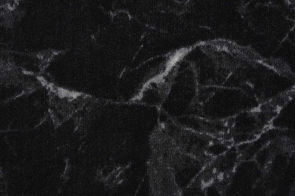 Mustavalkoinen matto, jossa moderni abstrakti kuvio.