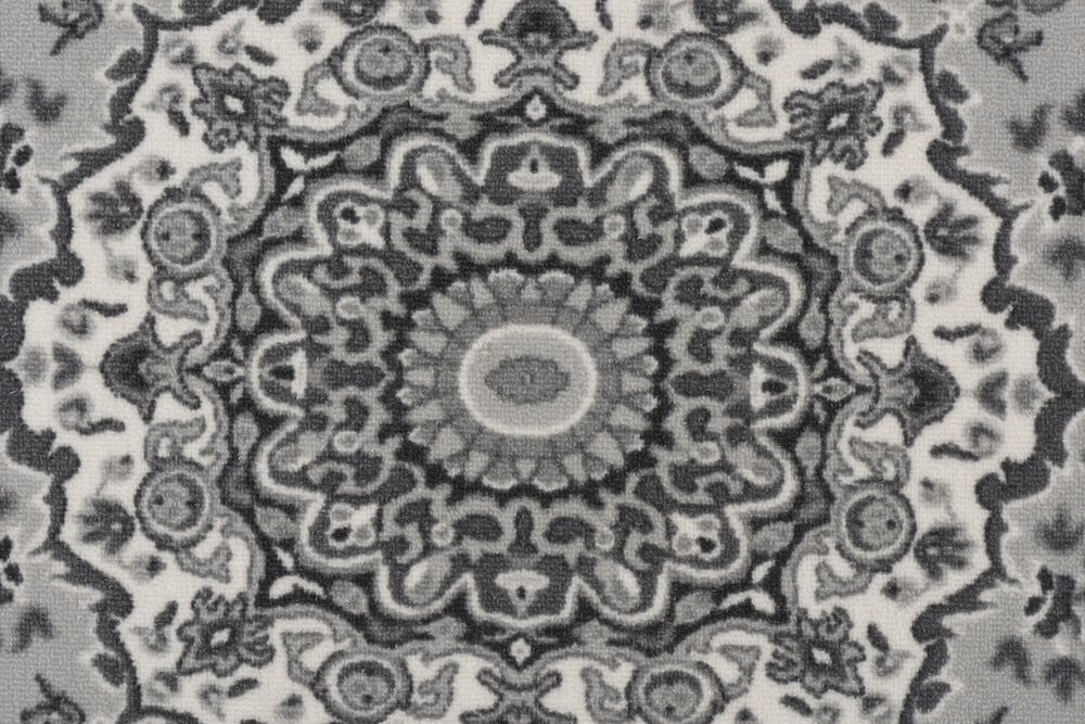 Grå matta med orientaliskt inspirerat tryckt mönster.