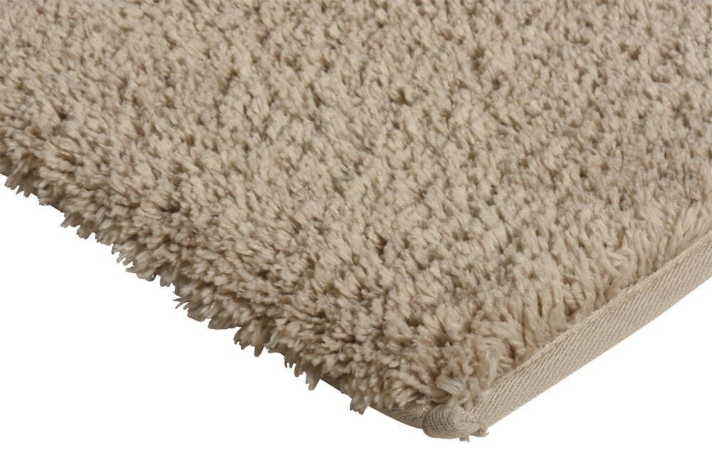 Beige badrumsmatta med mjuk lugg och rundade hörn.