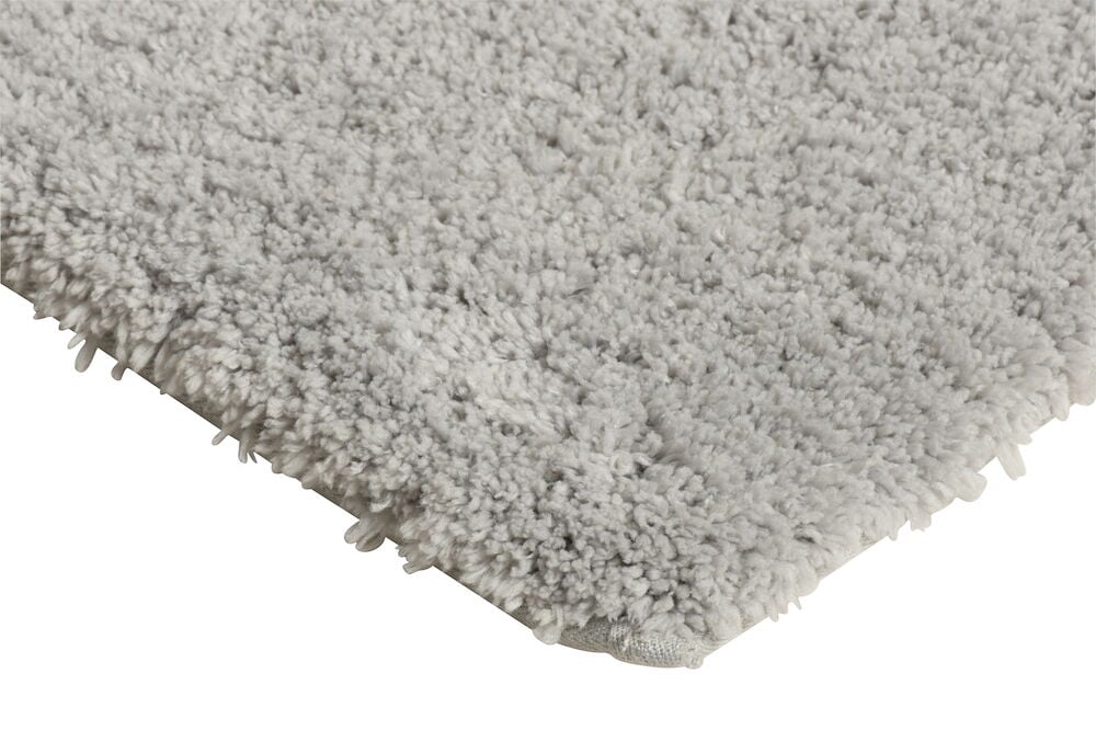 Liukumaton kylpyhuonematto hopeanvärisestä polyesteritekstiilistä.