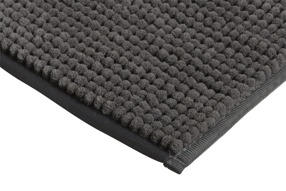 Grå badrumsmatta med chenille struktur och svarta kanter.