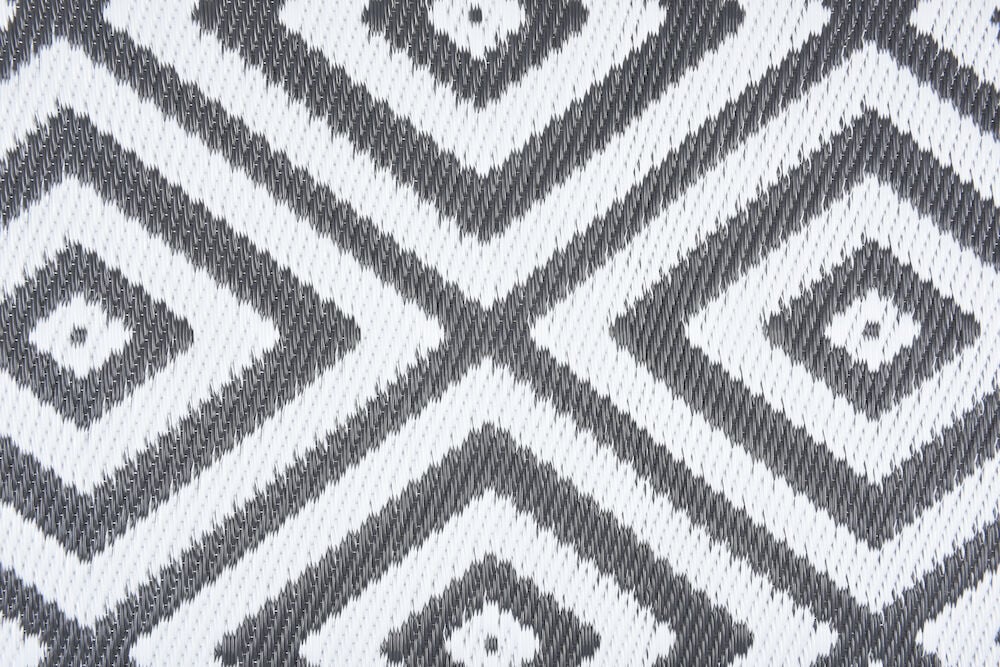 Antrasittfarget polypropylenmatte med grafisk diamantmønster.