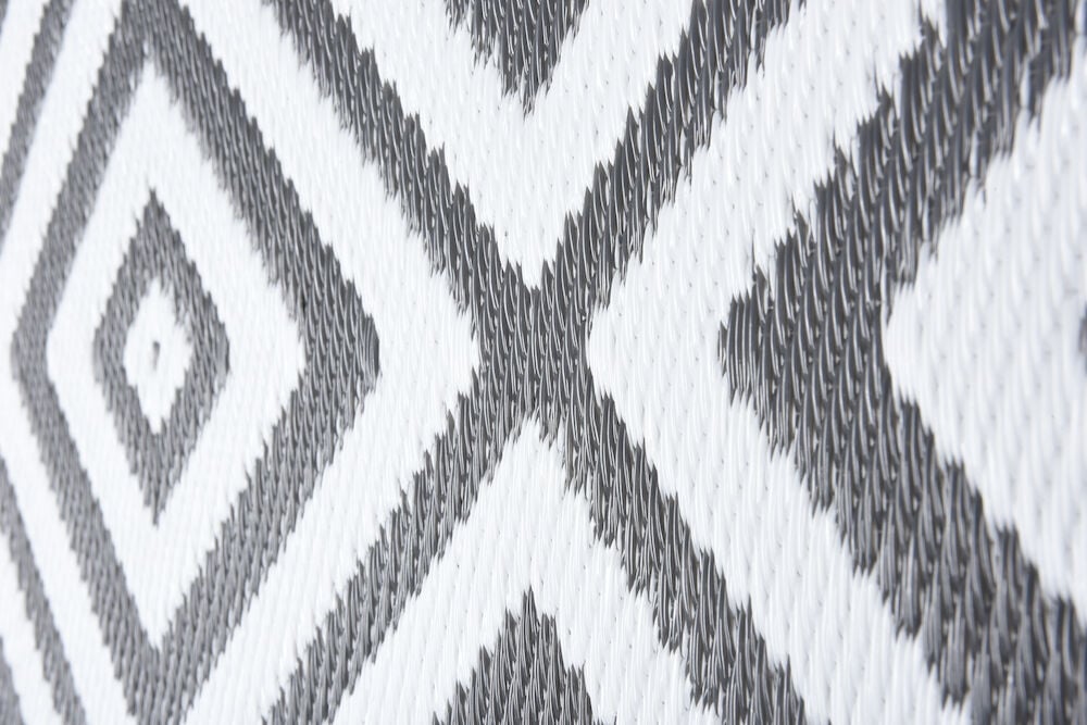 Nærbilde av antrasittfarget matte med diamantmønster.