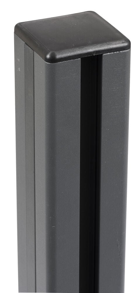 Harmaa alumiinitolppa mustalla muovikannella.