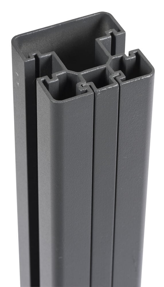 Harmaa alumiinipylväs, jossa on kolme uraa ja avoin yläosa.