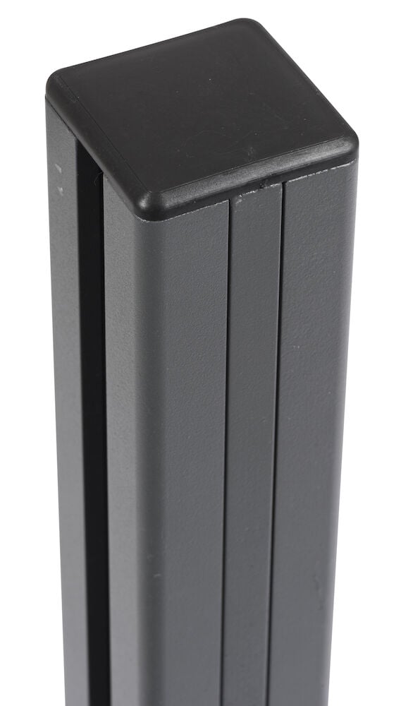Harmaa alumiinitolppa mustalla muovikannella ylhäällä.