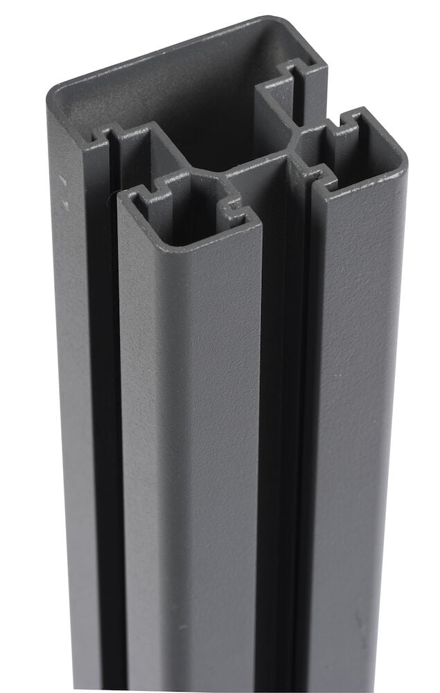 Harmaa neliönmuotoinen alumiinitolppa, jossa on uritetut sivut.