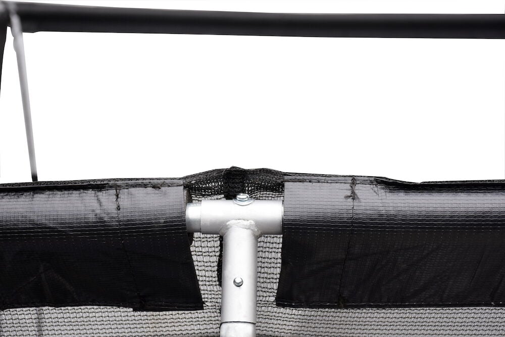 Turvaverkon ja metallikehyksen yksityiskohta trampoliinista.