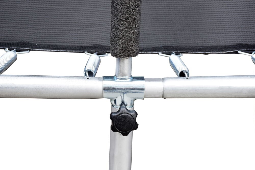 Lähikuva trampoliinin rungosta ja jousista.