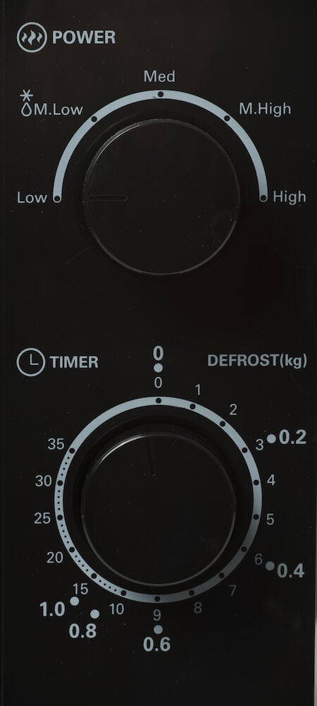 Svart kontrollpanel med två runda reglage.