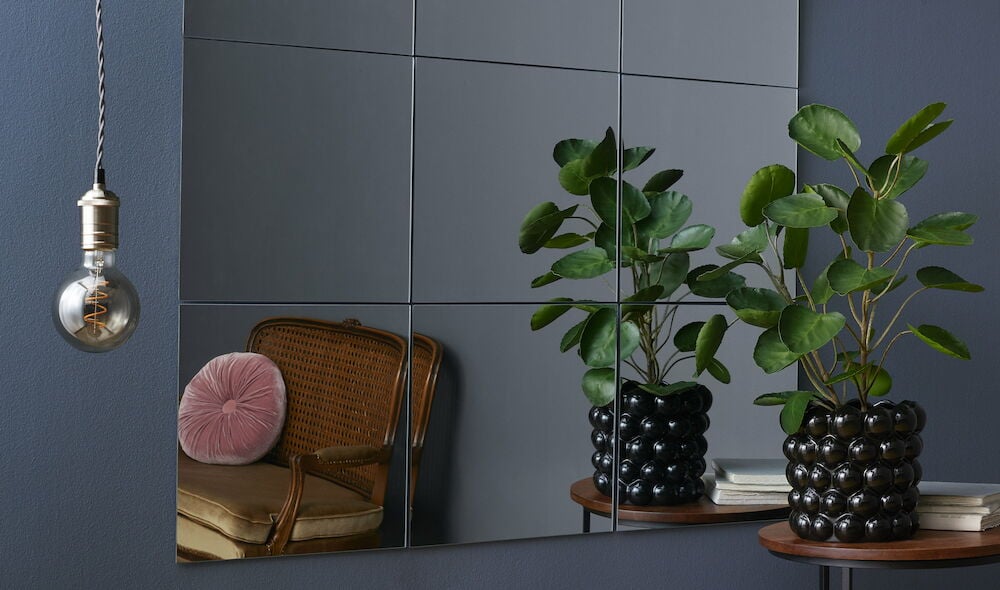 Vägg målad i helmatt djupblå färg med inredning.