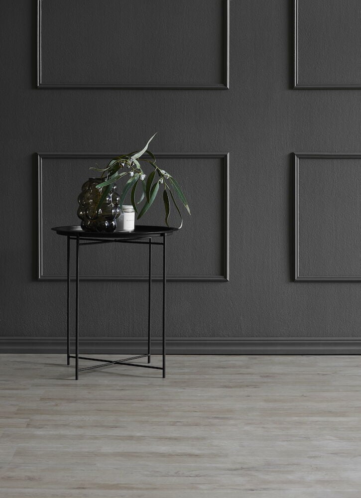 Ljust grått laminatgolv med fasade kanter.