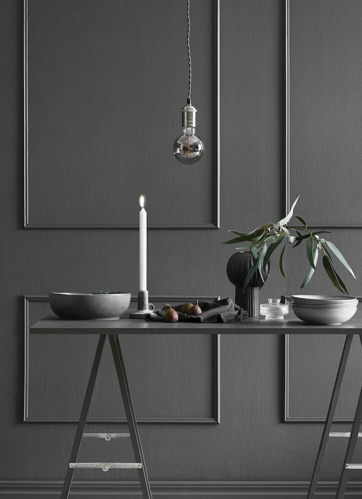 Ett mörkgrått rum med helmatt väggfärg.