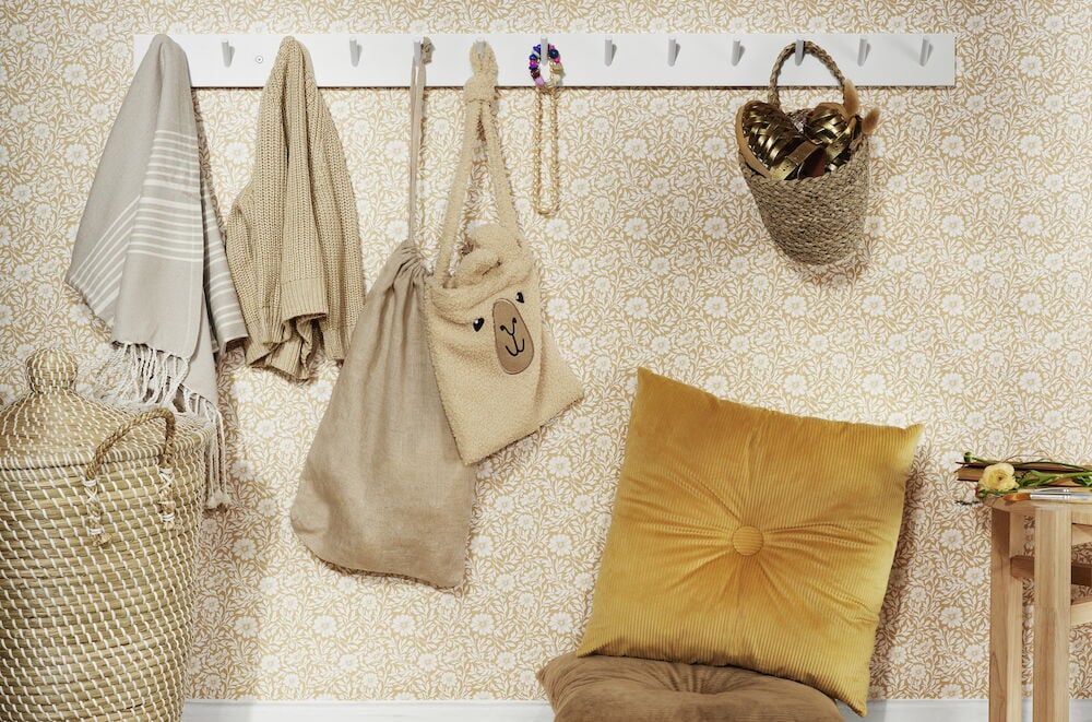 Gul tapet med anemonmönster och inredning i beige.