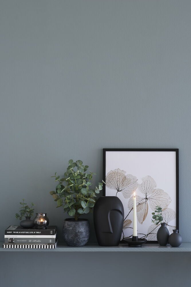 Seinä maalattu hillityn sinisellä värillä sisätiloissa.