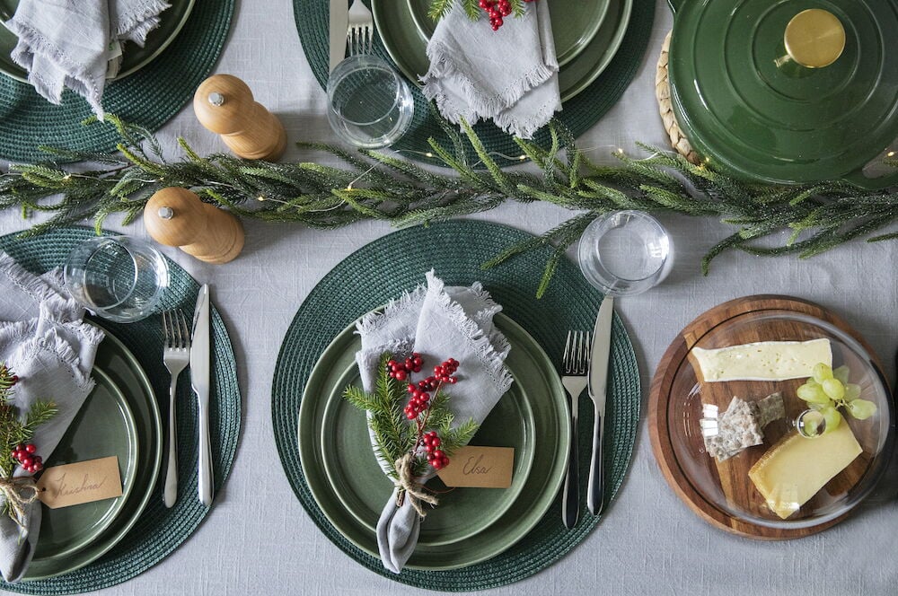 Hellgraue Tischdecke mit Fransen und Festtafel.
