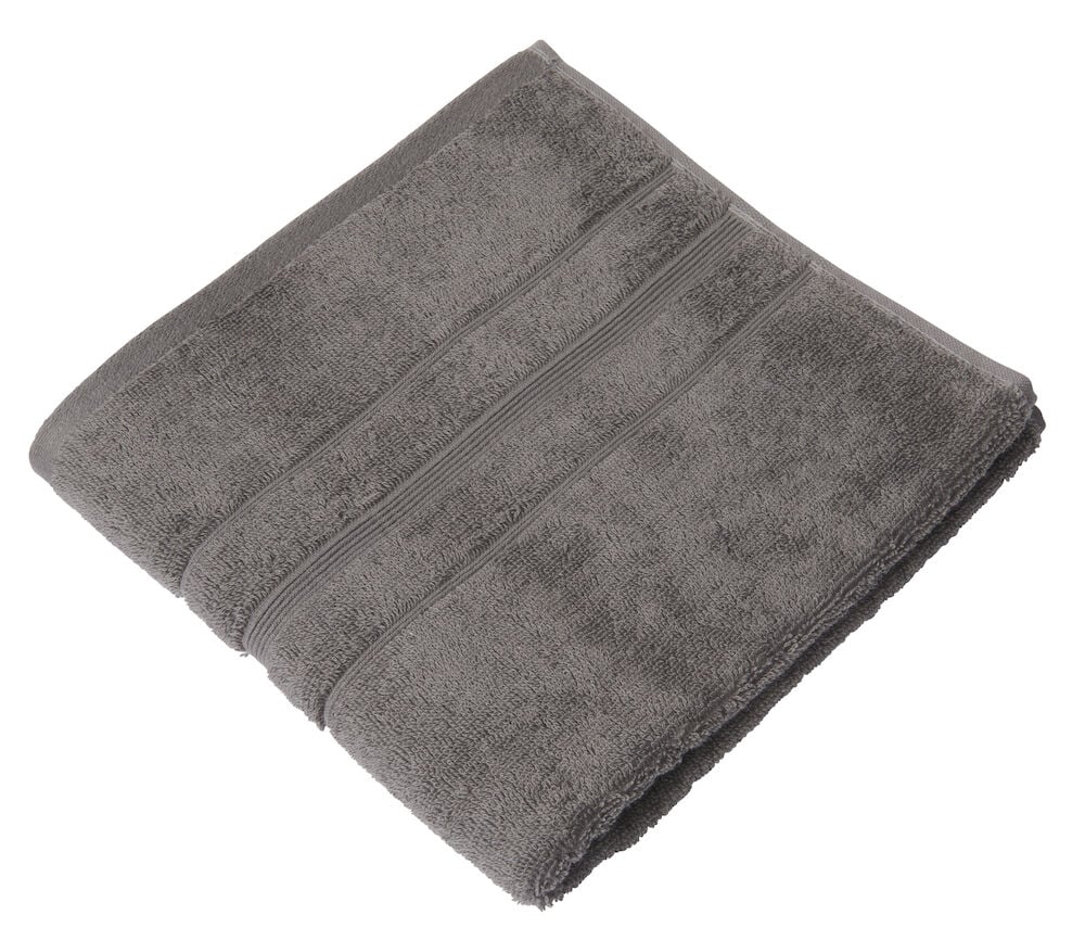 Pehmoinen harmaa kylpypyyhe, jossa on rakenteinen kuvio.