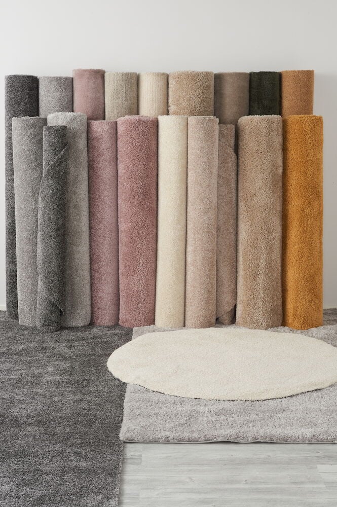 Rund mörkgrå matta i tjockt polypropenmaterial.