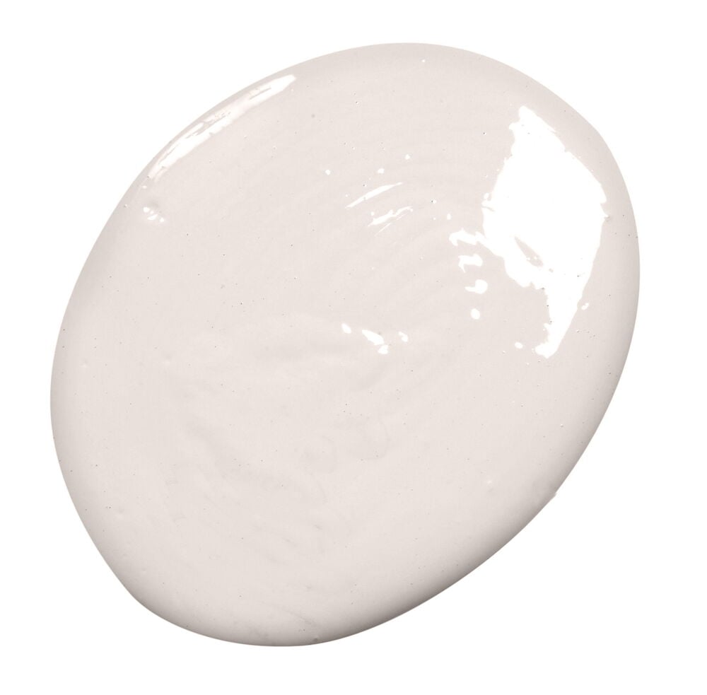 Ljusbeige silkmat väggfärg droppe på vit bakgrund.