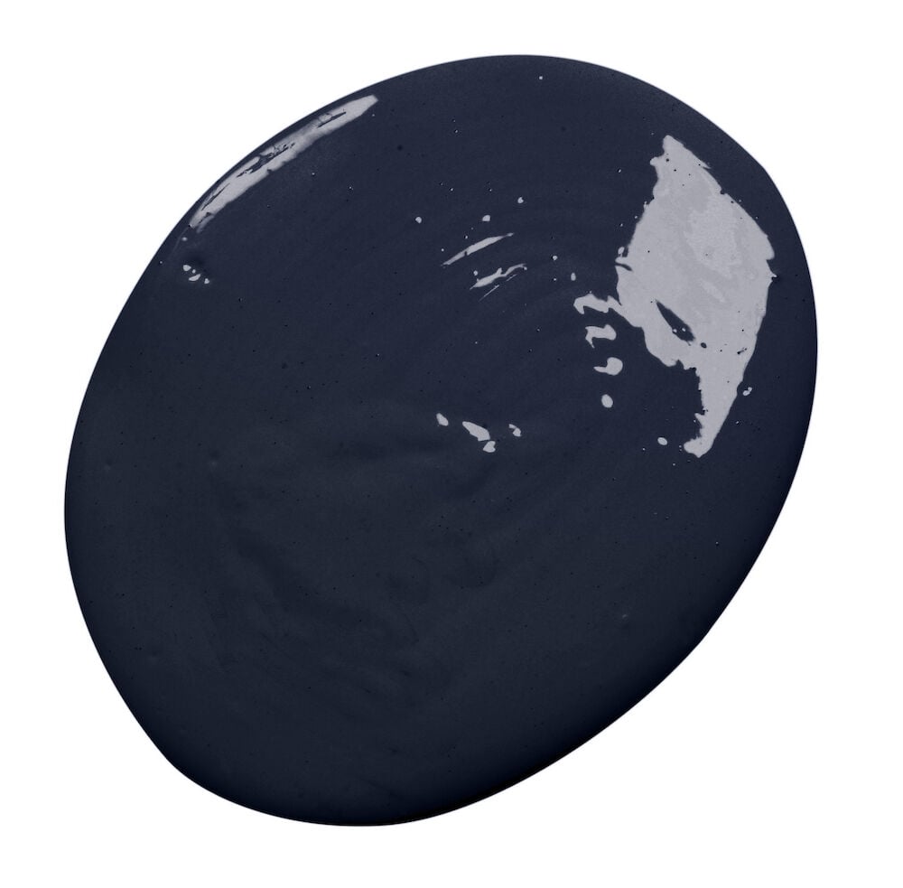 Mörkblå sidenmatt väggfärg droppe på vit bakgrund.