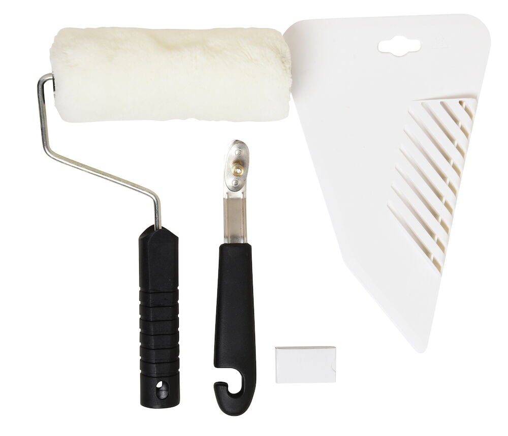 Tapetseringsset med roller, tapetslätare och rakblad.