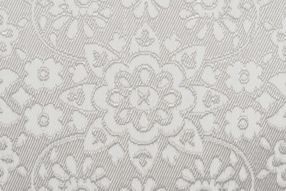 Närbild på silverfärgad matta med orientaliskt mönster.