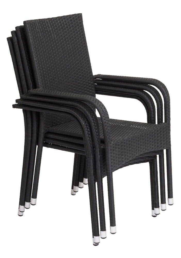 Vier stapelbare schwarze Stühle aus Polyrattan.
