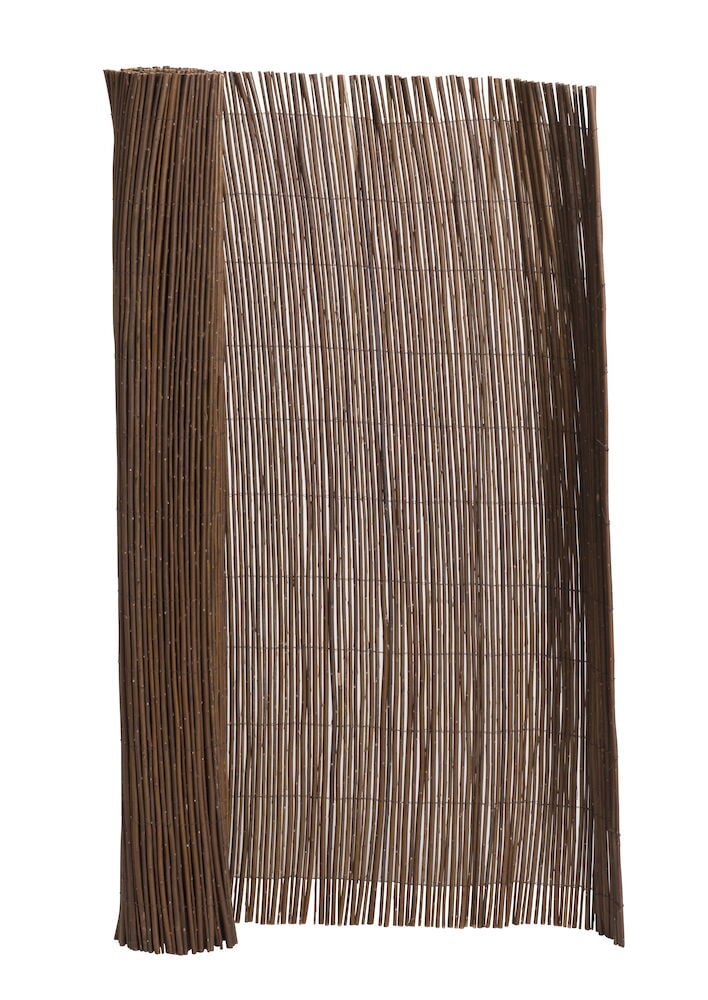 Brunt innsynsbeskyttelse av pil med tett flettede grener.