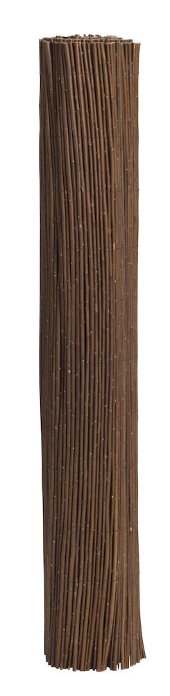 Rull av naturlig pil for innsynsbeskyttelse utendørs.