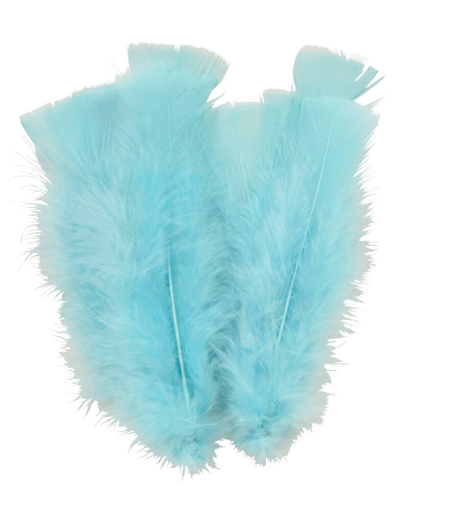 Viisi sinistä synteettistä koristeltua höyhentä pääsiäiseksi.