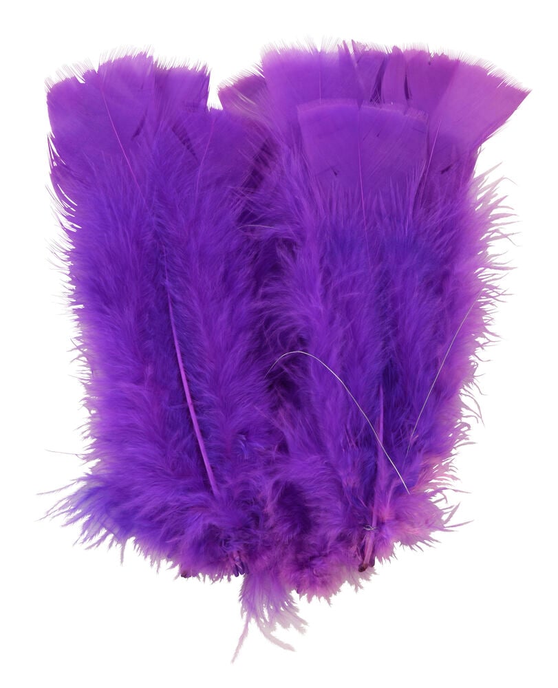 Viisi violettia synteettistä höyhentä rautalangalla.