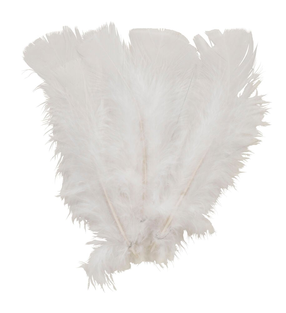 Viisi valkoista synteettistä koristehöyhentä.