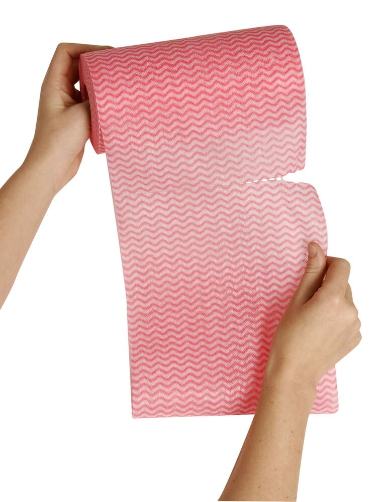 Röd städduk på rulle rivs av för användning.