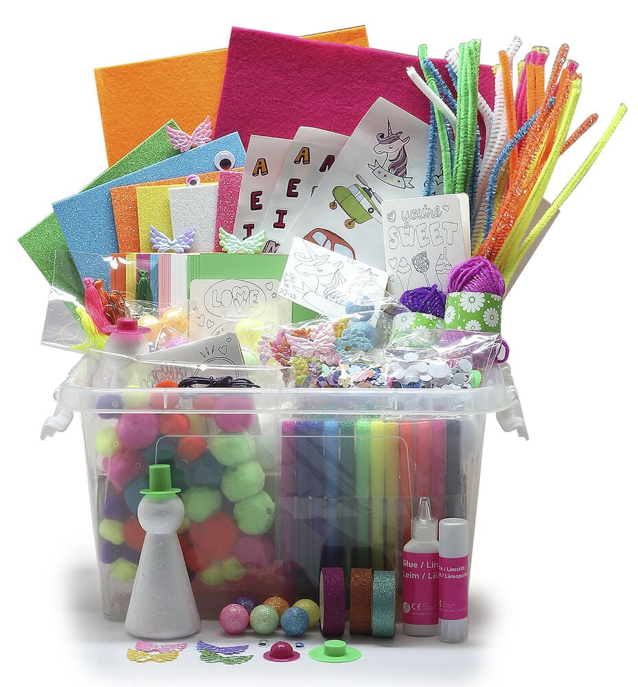 En öppen plastlåda med färgglatt pysselmaterial och papper.