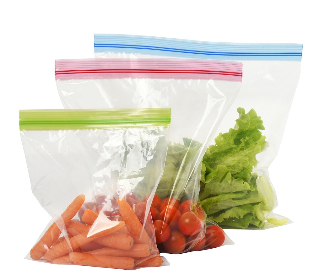 Tre fryspåsar med ziplock fyllda med grönsaker.