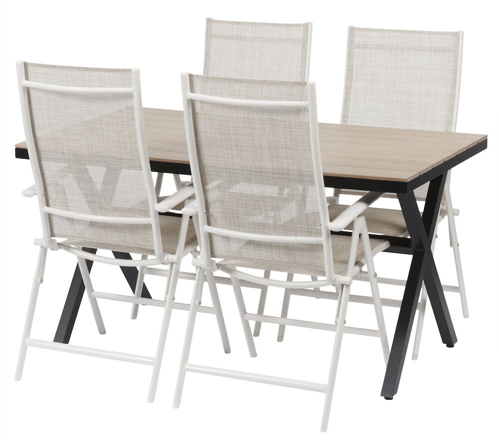 Svart trädgårdsbord med fyra vita stolar.