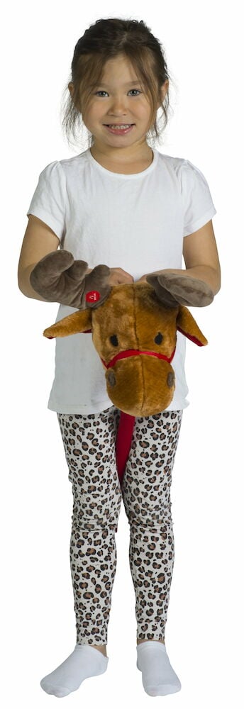 Tyttö pitää pehmeää keppireniä punaisella päitsellä.