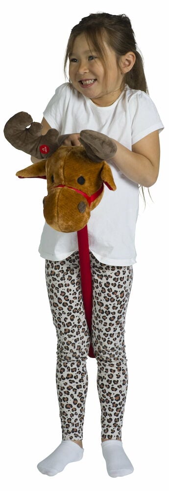 Hymyilevä lapsi pitää keppihevosta poron muodossa.