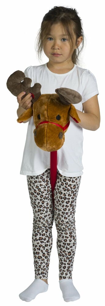 Lapset leikkivät keppihevosella, jossa on poron pää ja punaisia kangasyksityiskohtia.