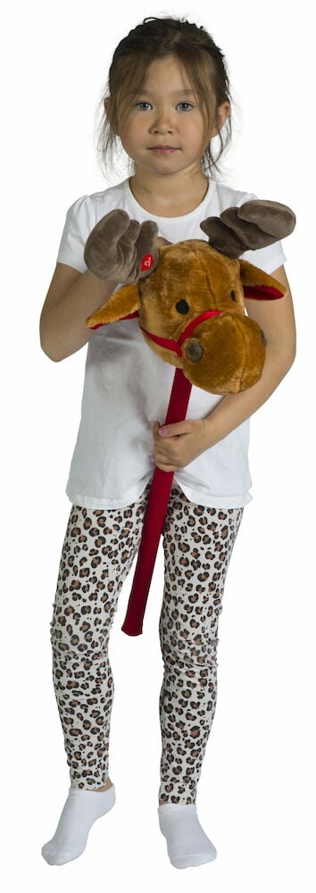 Lapset pitävät kiinni ruskeasta sauvasta, jossa on punaisia kangasyksityiskohtia.