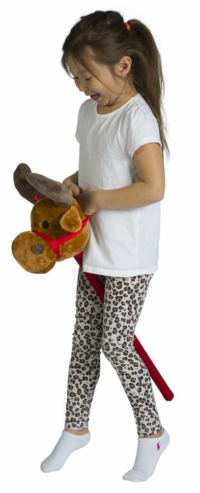 Tyttö leikkii pehmeässä keppihevosen muotoisessa porossa.