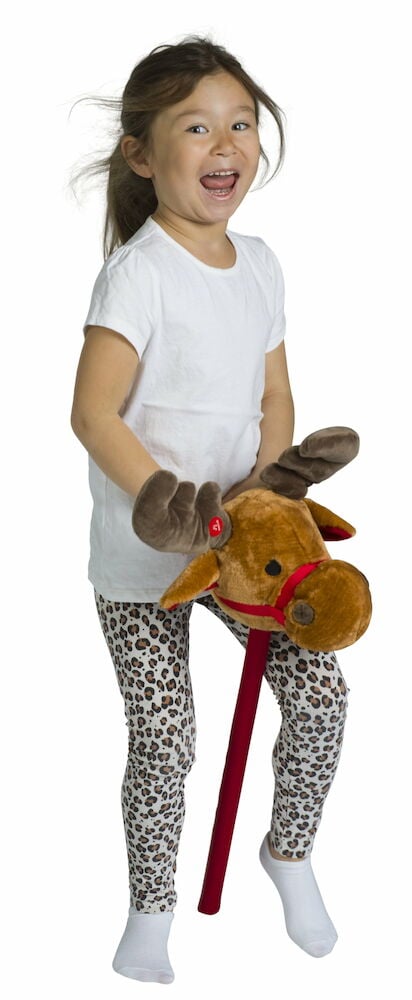 Tyttö leikkii pehmeällä keppihevosella, jossa on punaisia yksityiskohtia.