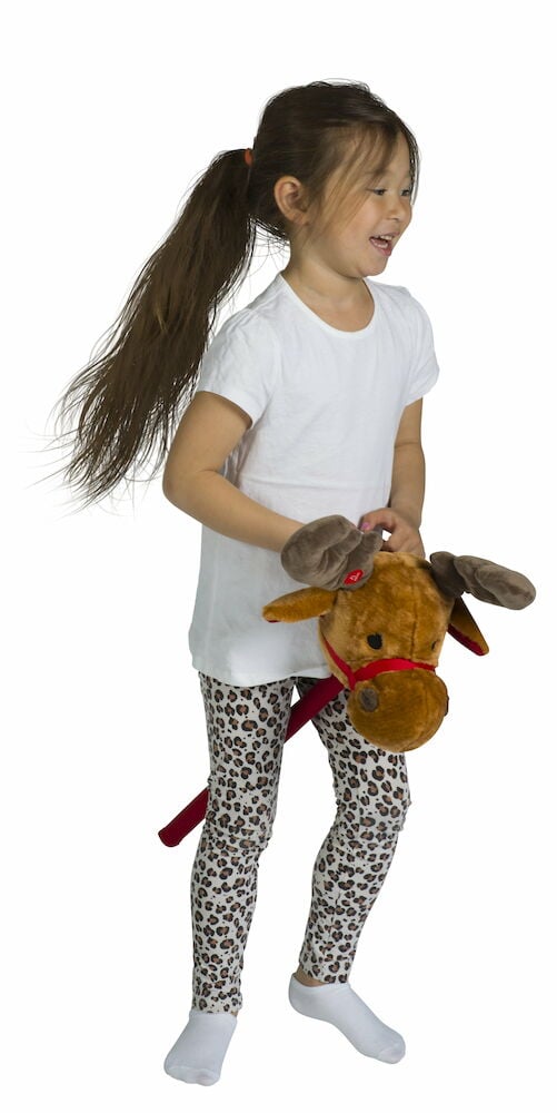 Lapset pitävät keppiä, jossa on pehmeä hirvenpää ja sarvet.