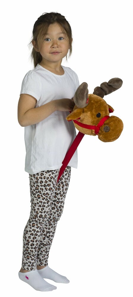 Tyttö ruskealla plyysikeppihevosella.