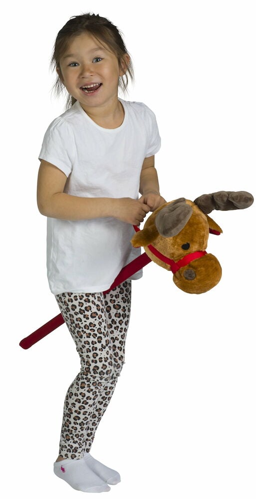 Tyttö leikkii keppihevosella porokuviossa.