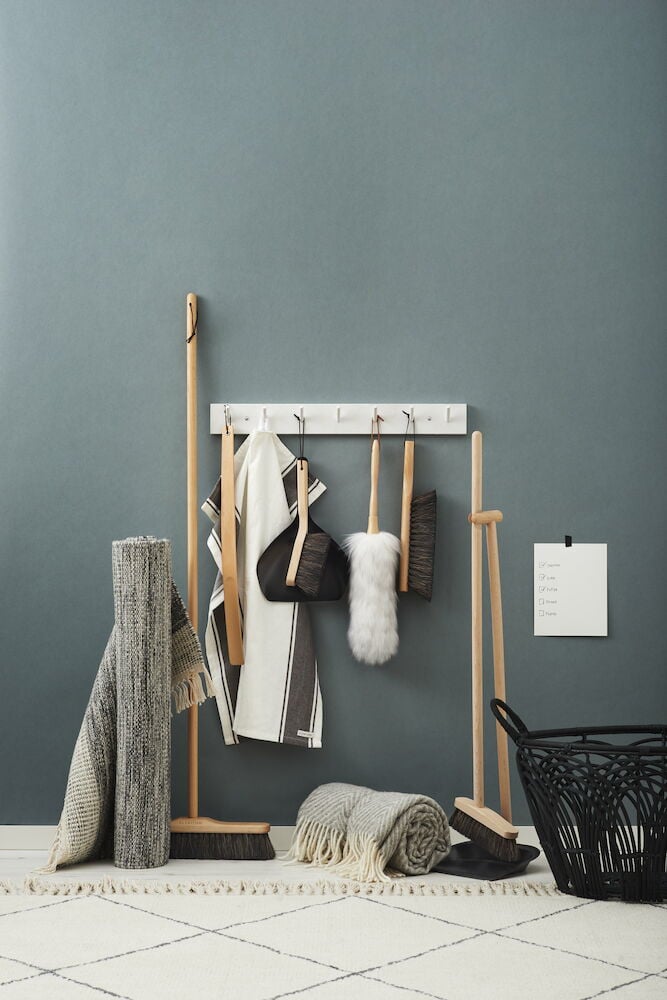 Sopkvast av trä med borste i hästhår.